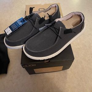 BRAND NEW SIZE 7 GREY HEY DUDES